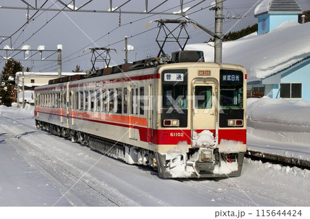 雪の南会津路を快走する… 6050系 電車 115644424