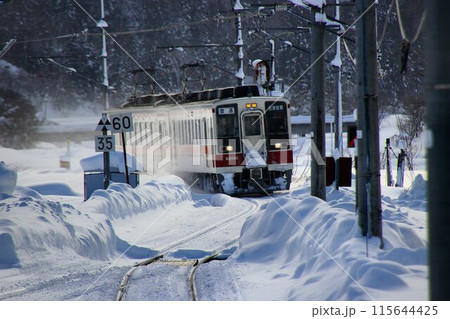 雪の南会津路を快走する… 6050系 電車 115644425