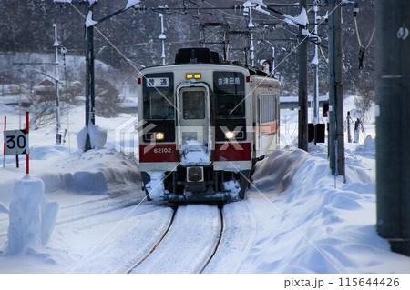 雪の南会津路を快走する… 6050系 電車 115644426