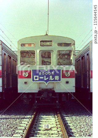 ローレル賞受賞（1976年）ヘッドマーク付の東急8500系8621、長津田検車区、1980年1月6日 115644545