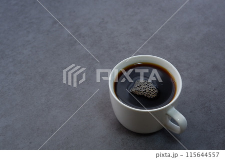 淹れたてのコーヒーが入ったマグカップ 115644557