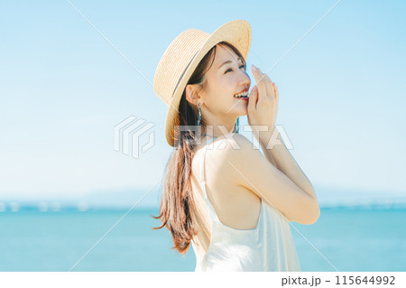 海と青空バックの麦わら帽子を被った女性 海と青空バックの麦わら帽子を被った女性 115644992