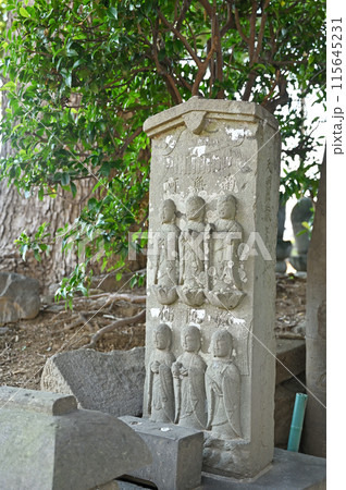 中山道鴻巣宿散歩：浄土宗 勝願寺　境内の六地蔵尊碑 115645231