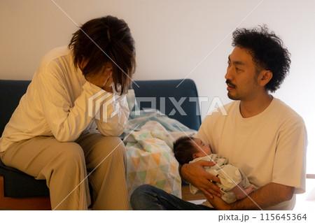 産後うつの妻を支える夫イメージ 産後うつの妻を支える夫イメージ 115645364