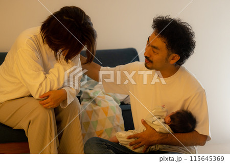 産後うつの妻を支える夫イメージ 産後うつの妻を支える夫イメージ 115645369