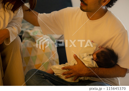 産後うつの妻を支える夫イメージ 115645370