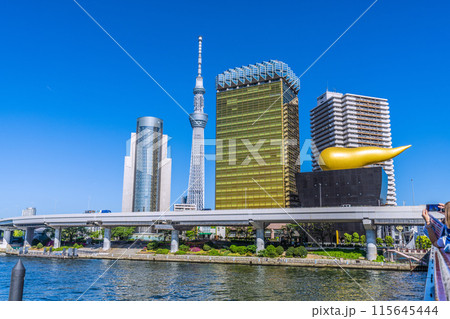 日本の東京都市景観 飛行機雲（左）…賑わう吾妻橋から青空に映える東京スカイツリーや飛行機雲などを望む 115645444