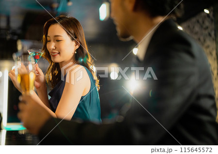 バーで飲む男女　 115645572