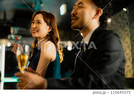 バーで飲む男女　 115645575