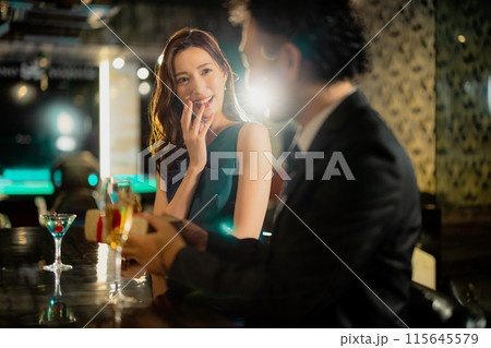 バーで飲む男女　 115645579