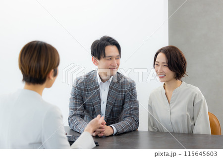 ミーティングする男女 ミーティングする男女 115645603