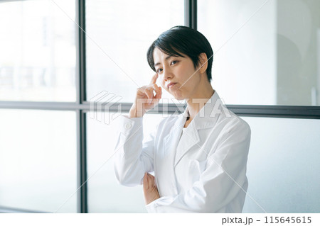 考える表情をする白衣の女性 考える表情をする白衣の女性 115645615