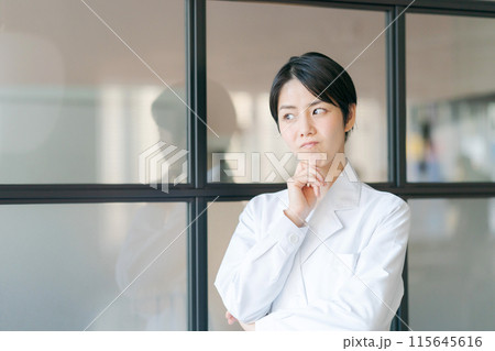 考える表情をする白衣の女性 115645616