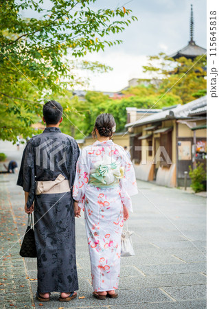 五重塔を背景に立つ着物姿のカップル 115645818