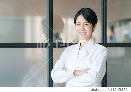 腕組みをする白衣の女性 115645872