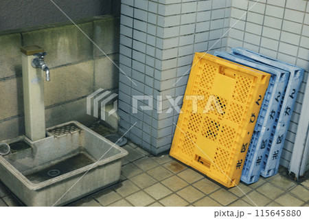 水道と空き瓶回収の折りコンテナ 水道と空き瓶回収の折りコンテナ 115645880