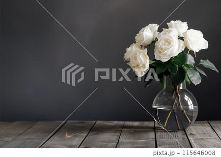 白いバラの花が花瓶に入れられ木製の床に置かれている濃いグレーの塗り壁背景のリアルイラスト 115646008