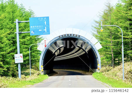 裏摩周展望台近くの摩周中標津線のスノーシェルター 裏摩周展望台近くの摩周中標津線のスノーシェルター 115646142