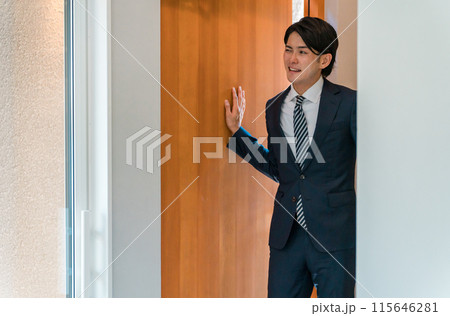 仕事から帰宅した疲れたサラリーマン・ビジネスマン（激務・過労・ハードワーク・ストレス・多忙） 115646281