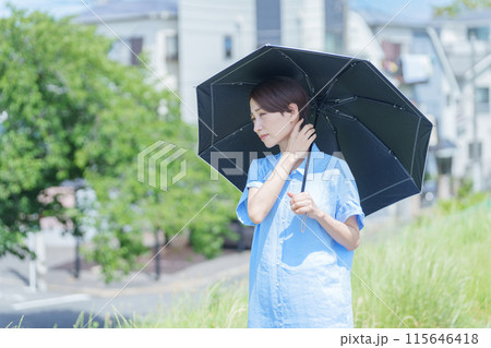 日傘をさす女性(紫外線対策・日焼け止め・UVケア・熱中症対策・日光アレルギー・体調不良) 日傘をさす女性(紫外線対策・日焼け止め・UVケア・熱中症対策・日光アレルギー・体調不良) 115646418