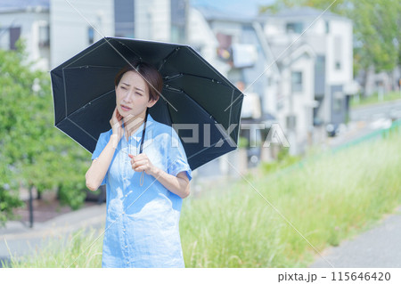日傘をさす女性（紫外線対策・日焼け止め・UVケア・熱中症対策・日光アレルギー・体調不良） 115646420