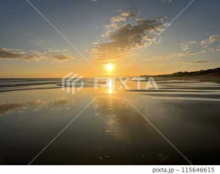 ニュージーランド北島・マウントマウンガヌイの日の出 115646615