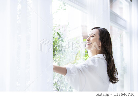 カーテンを開ける若い女性 カーテンを開ける若い女性 115646710