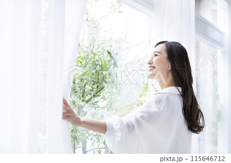 カーテンを開ける若い女性 カーテンを開ける若い女性 115646712