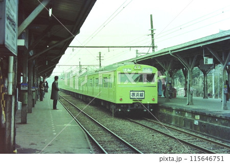 横浜線の旧原町田駅に停車中の103系折り返し列車、原町田駅、1980年3月