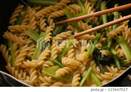 調理中のパスタ 115647017