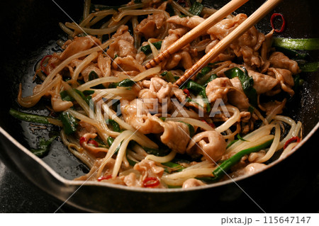 調理中の豚ニラもやし 115647147