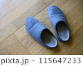 フローリングに置かれたスリッパ 115647233