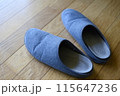 フローリングに置かれたスリッパ 115647236