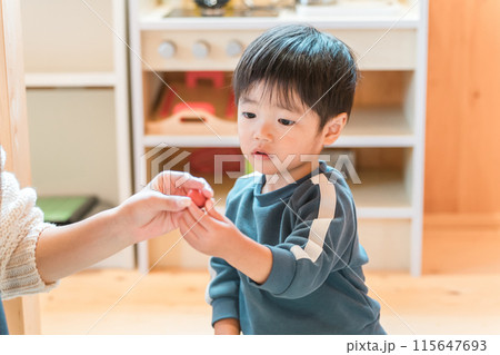保育園・幼稚園・託児所・保育所にいる幼稚園児・園児の男の子( 保育園・幼稚園) 保育園・幼稚園・託児所・保育所にいる幼稚園児・園児の男の子( 保育園・幼稚園) 115647693