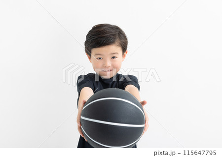 バスケットボールを持った男の子　basketball 115647795