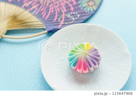 季節の和菓子「花火」とうちわ 115647908