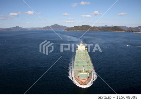 来島海峡大橋を通過する貨物船 115648008