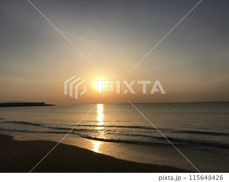 海に沈む夕日 115648426