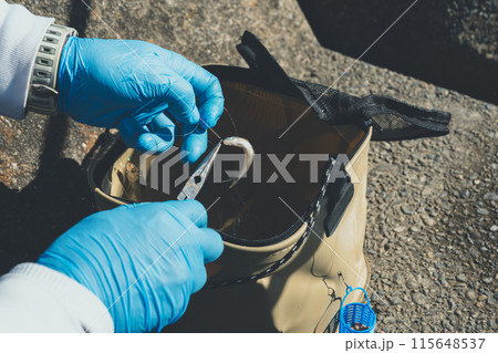 小魚から釣り針を外す 115648537