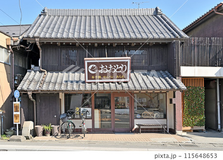 中山道鴻巣宿散歩：旧中山道の町並み　鴻巣市人形 115648653