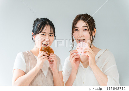 ドーナツ・スイーツ・おやつ・デザートを食べる女性達 ドーナツ・スイーツ・おやつ・デザートを食べる女性達 115648712