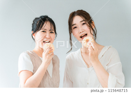 ドーナツ・スイーツ・おやつ・デザートを食べる女性達 ドーナツ・スイーツ・おやつ・デザートを食べる女性達 115648715