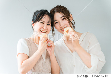 ドーナツ・スイーツ・おやつ・デザートを食べる女性達 ドーナツ・スイーツ・おやつ・デザートを食べる女性達 115648716