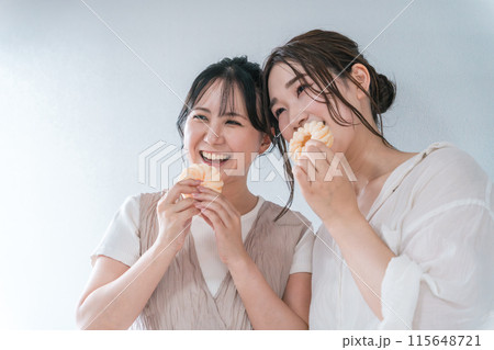 ドーナツ・スイーツ・おやつ・デザートを食べる女性達 115648721