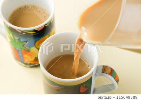 カフェオレを注ぐ カフェオレを注ぐ 115649389