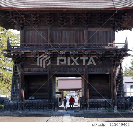 弘前市にある長勝寺三門の後ろ姿 弘前市にある長勝寺三門の後ろ姿 115649402