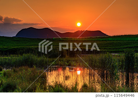 奈良と三重の県境曽爾高原の夕景 山際に迫る夕日と黄金色に染まる高原⑩ 奈良と三重の県境曽爾高原の夕景 山際に迫る夕日と黄金色に染まる高原⑩ 115649446