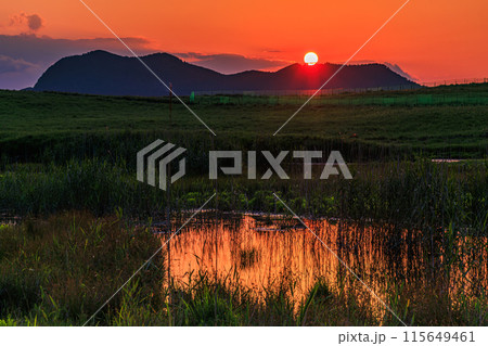 奈良と三重の県境曽爾高原の夕景 山際に迫る夕日と黄金色に染まる高原⑯ 奈良と三重の県境曽爾高原の夕景 山際に迫る夕日と黄金色に染まる高原⑯ 115649461