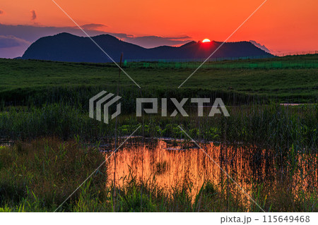 奈良と三重の県境曽爾高原の夕景 山際に迫る夕日と黄金色に染まる高原⑲ 奈良と三重の県境曽爾高原の夕景 山際に迫る夕日と黄金色に染まる高原⑲ 115649468