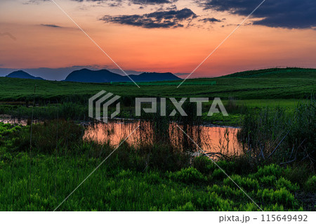 奈良と三重の県境曽爾高原の夕景 山際に沈んだ夕日と黄金色に染まる高原⑪ 奈良と三重の県境曽爾高原の夕景 山際に沈んだ夕日と黄金色に染まる高原⑪ 115649492